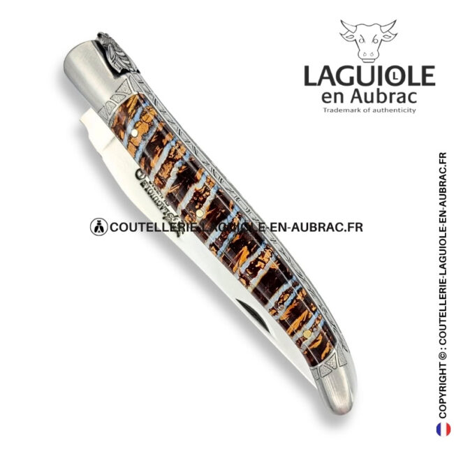 mémoire des strates : couteau laguiole en molaire de mammouth marron – abeille sculptée – ressort et mitres ciselés