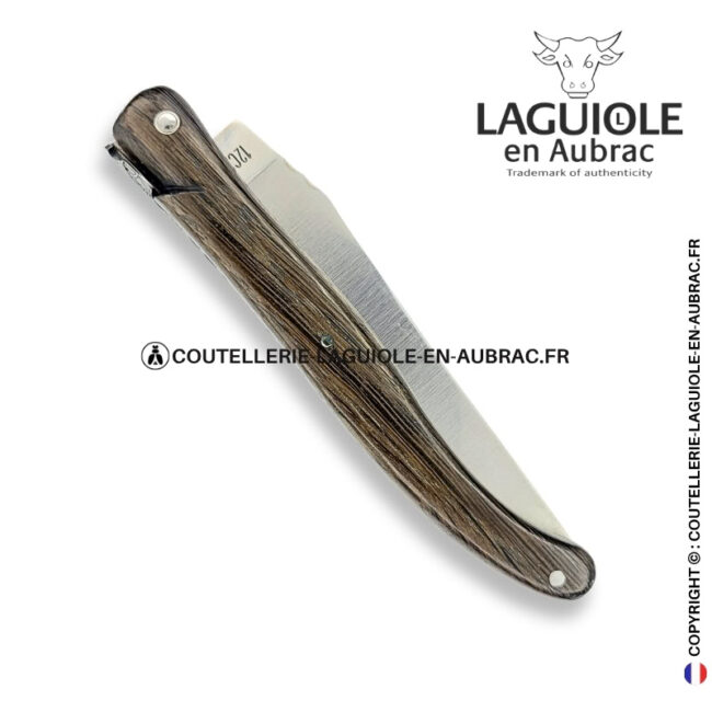 mémoire du chêne fossilisé : couteau laguiole plein manche en morta – abeille sculptée – ressort ciselé