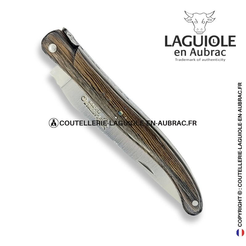 mémoire du chêne fossilisé : couteau laguiole plein manche en morta – abeille sculptée – ressort ciselé