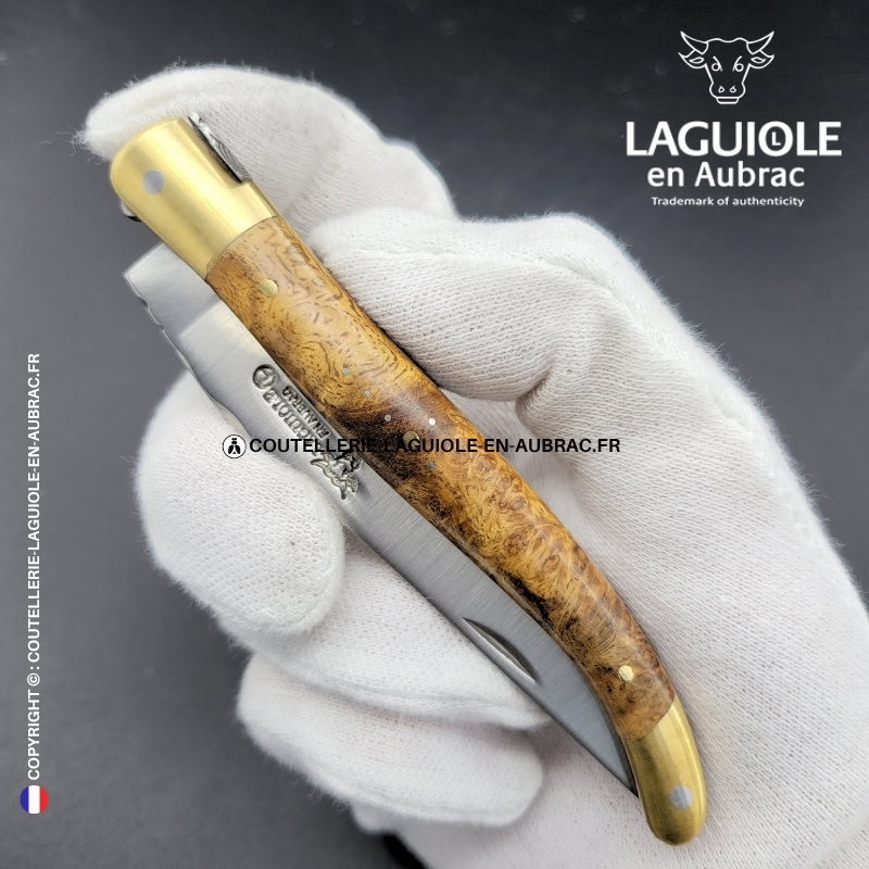 miel sauvage : couteau laguiole en loupe d'amboine dorée – mitres laiton et platines cuivre – abeille et ressort ciselés