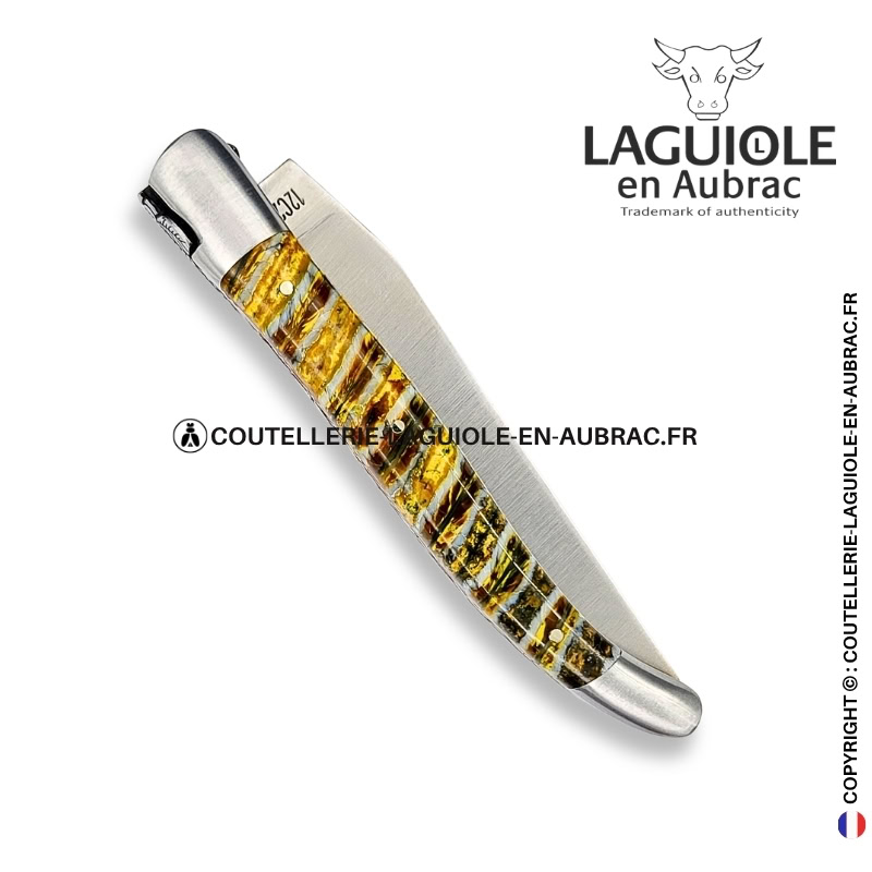 mille printemps d'ambre : couteau laguiole en molaire de mammouth jaune – doubles platines ciselées – abeille sculpté