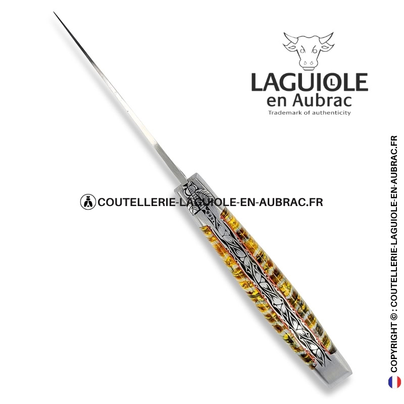 mille printemps d'ambre : couteau laguiole en molaire de mammouth jaune – doubles platines ciselées – abeille sculpté