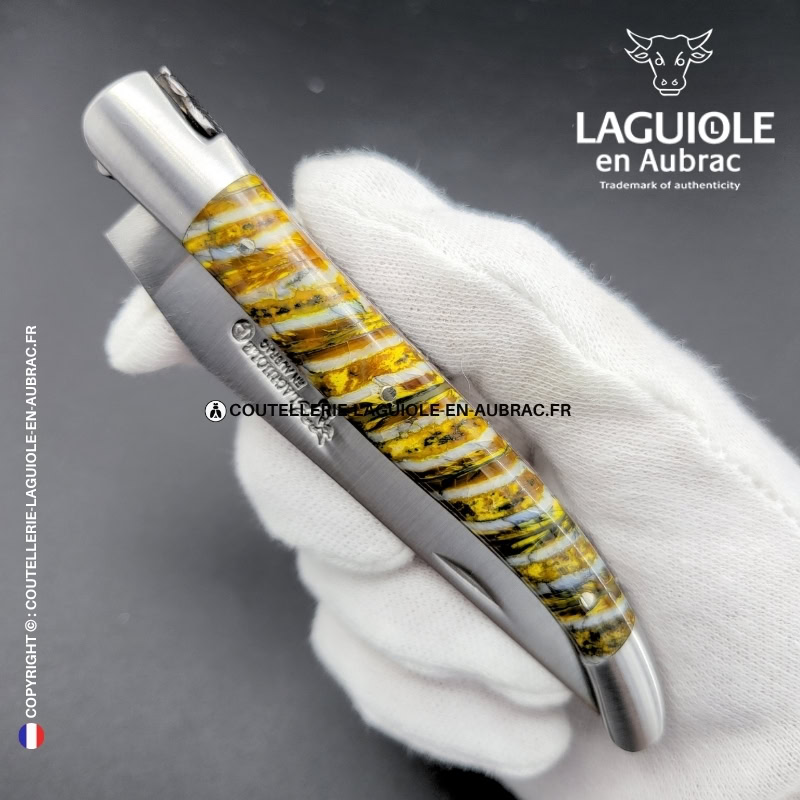 mille printemps d'ambre : couteau laguiole en molaire de mammouth jaune – doubles platines ciselées – abeille sculpté