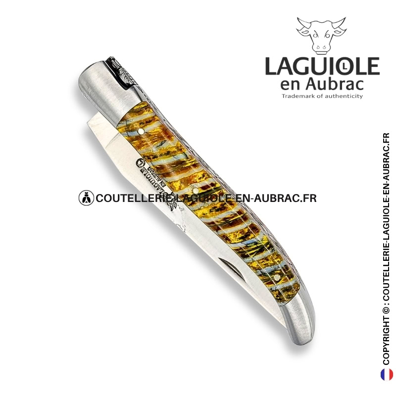mille printemps d'ambre : couteau laguiole en molaire de mammouth jaune – doubles platines ciselées – abeille sculpté