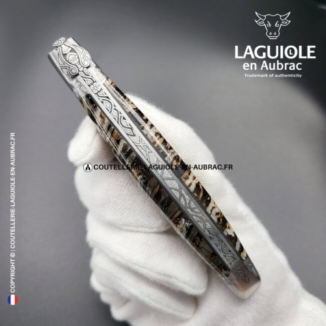 nœud du nord : couteau laguiole en molaire de mammouth marron – abeille sculptée – ressort et mitres ciselés d
