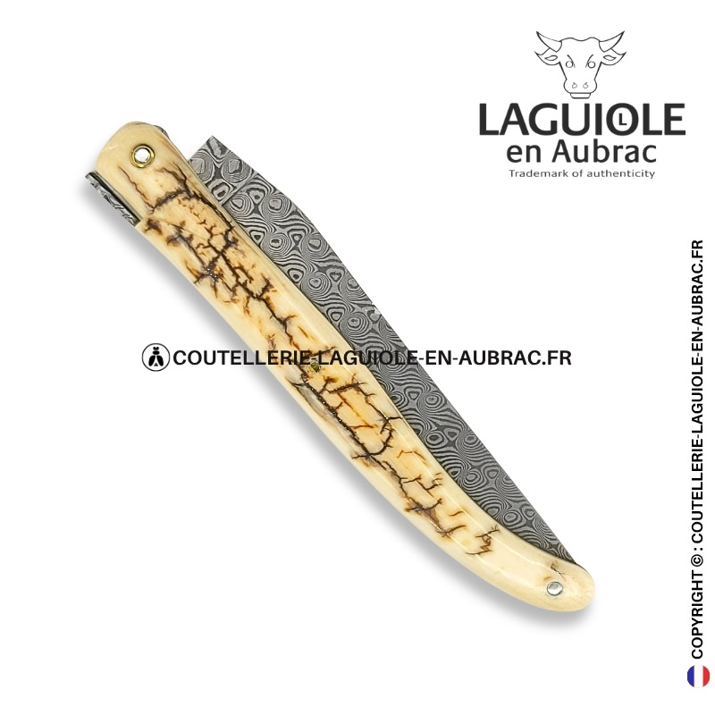 parchemin des glaces : couteau laguiole plein manche en croûte d'ivoire de mammouth – lame damas – or et zircons