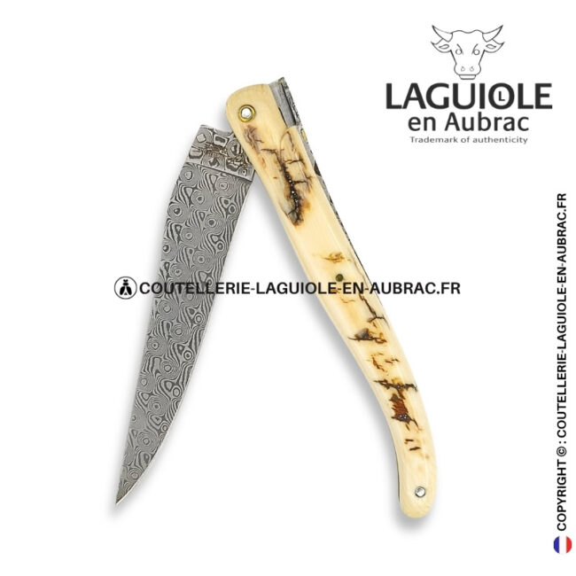 parchemin des glaces : couteau laguiole plein manche en croûte d'ivoire de mammouth – lame damas – or et zircons