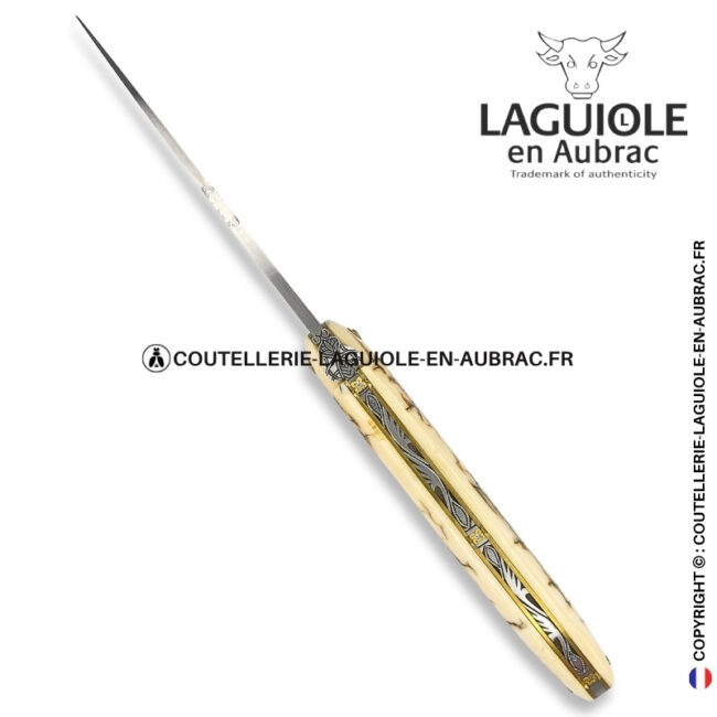 parchemin des glaces : couteau laguiole plein manche en croûte d'ivoire de mammouth – lame damas – or et zircons