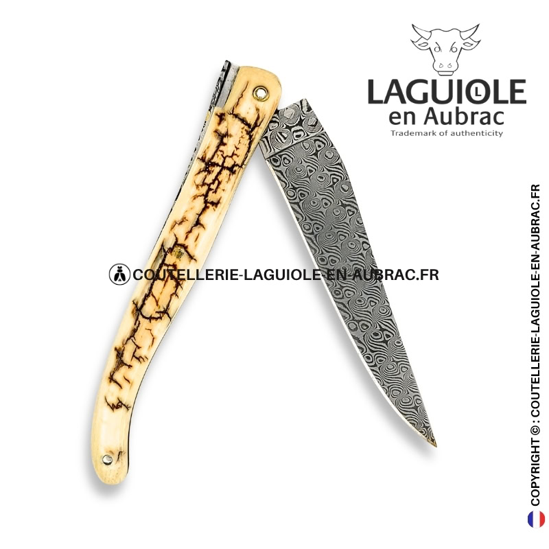 parchemin des glaces : couteau laguiole plein manche en croûte d'ivoire de mammouth – lame damas – or et zircons