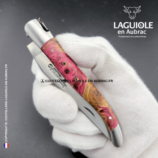 pivoine sauvage : couteau laguiole en loupe de marronnier rose – abeille finement sculptée – ressort ciselé