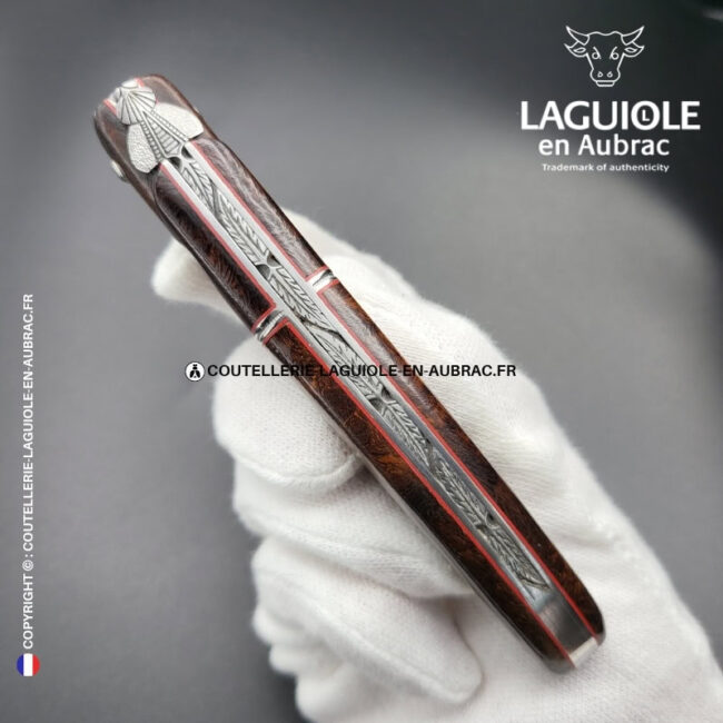 plume de braise : couteau laguiole en loupe de bois de fer – abeille sculptée – ressort ciselé et liseré perlé
