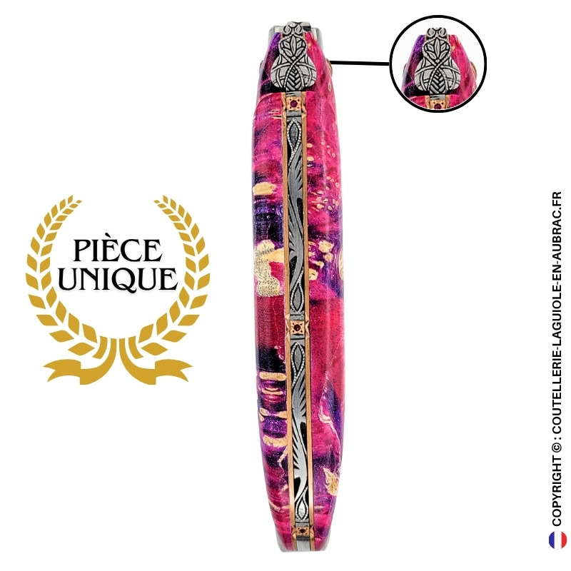 reliquaire d'aurore : couteau laguiole plein manche en loupe de sureau rose – abeille sculptée – platines cuivre et pierres sertie
