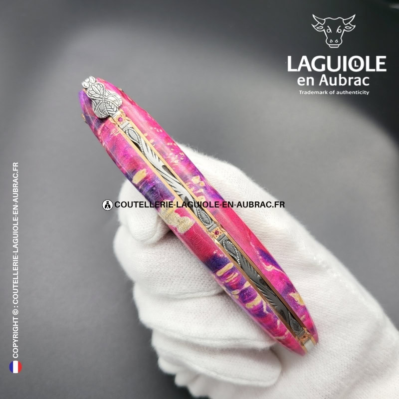 reliquaire d'aurore : couteau laguiole plein manche en loupe de sureau rose – abeille sculptée – platines cuivre et pierres sertie