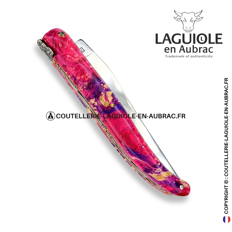 reliquaire d'aurore : couteau laguiole plein manche en loupe de sureau rose – abeille sculptée – platines cuivre et pierres sertie