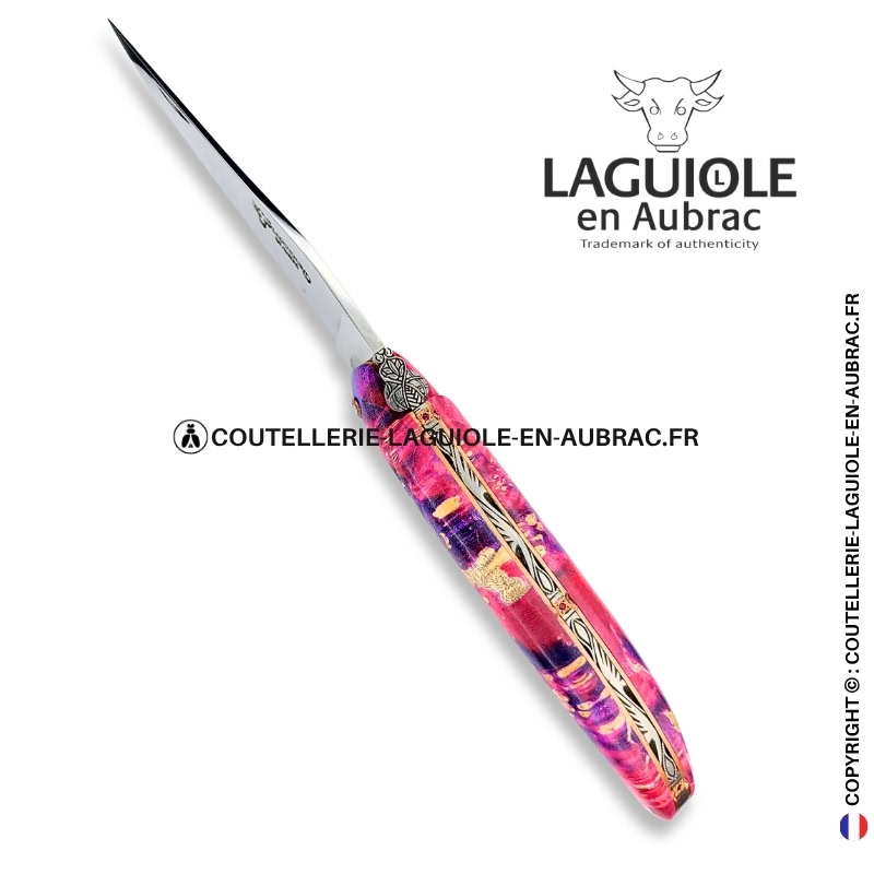 reliquaire d'aurore : couteau laguiole plein manche en loupe de sureau rose – abeille sculptée – platines cuivre et pierres sertie
