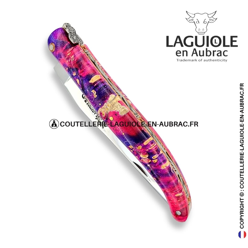 reliquaire d'aurore : couteau laguiole plein manche en loupe de sureau rose – abeille sculptée – platines cuivre et pierres sertie