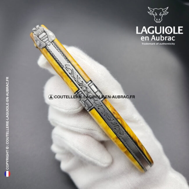 ruche d'ambre : couteau laguiole en loupe d'Érable stabilisée – abeille sculptée – ressort et mitre centrale ciselés