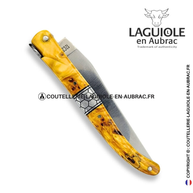 ruche d'ambre : couteau laguiole en loupe d'Érable stabilisée – abeille sculptée – ressort et mitre centrale ciselés