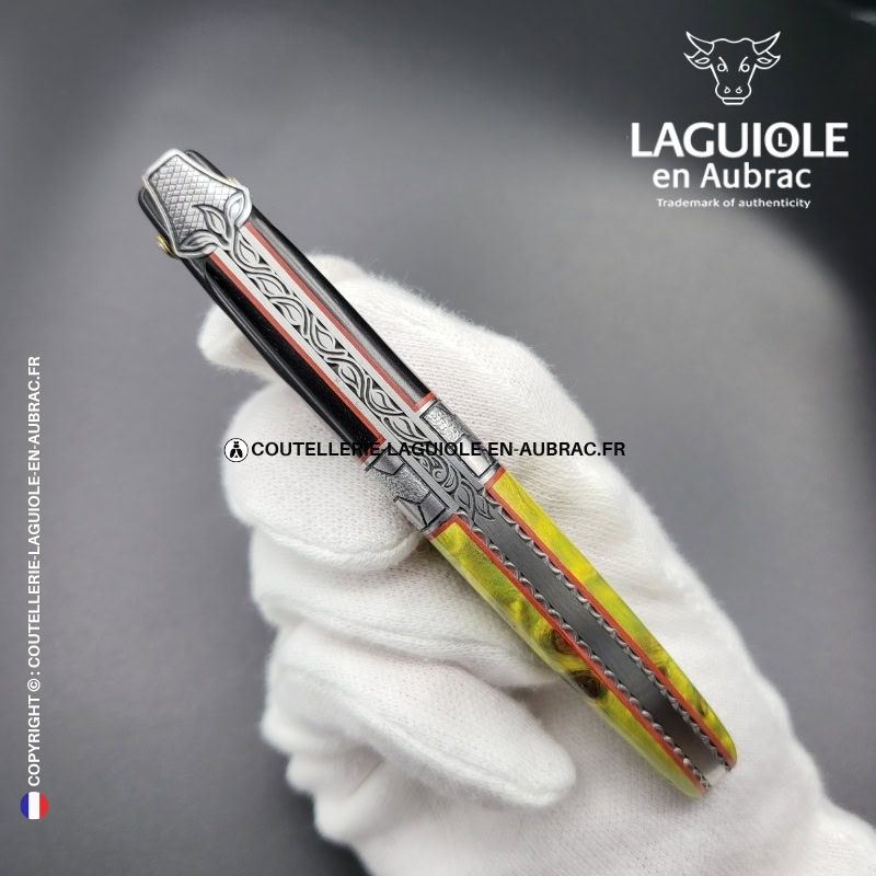 ruche du sous bois : couteau laguiole en Ébène et loupe de peuplier stabilisée – abeille sculptée – ressort et mitre centrale ciselés