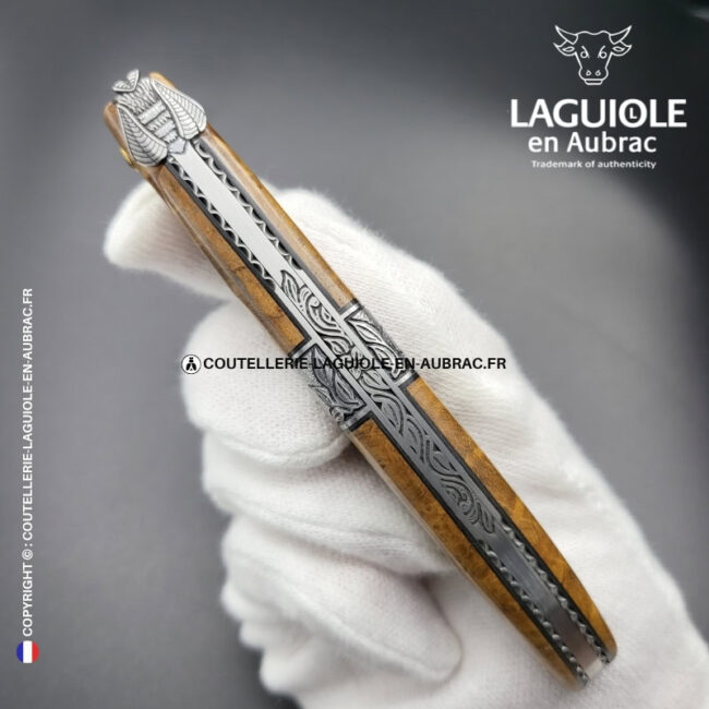 songe de noyer d'automne : couteau laguiole en loupe de noyer – abeille sculptée – ressort et mitre centrale ciselés