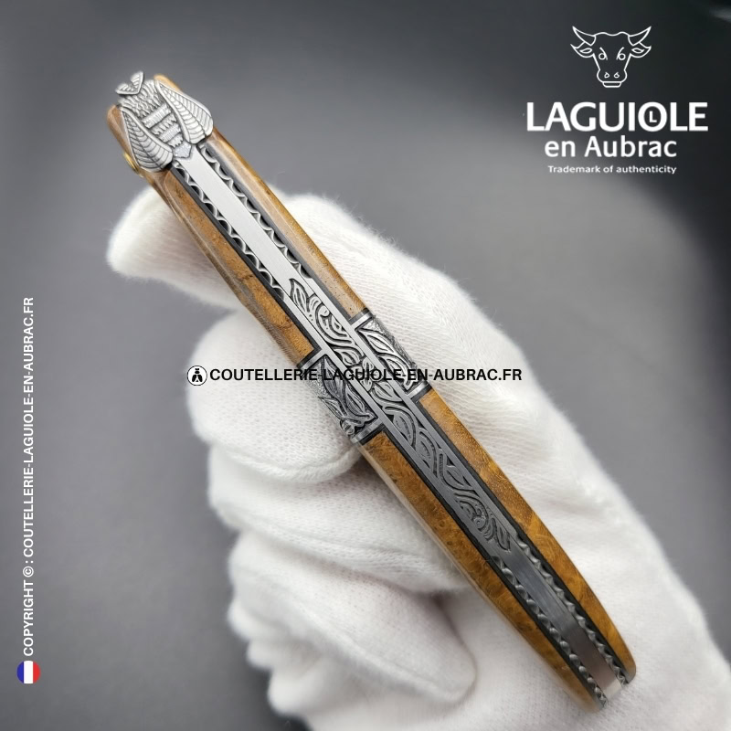 songe de noyer d'automne : couteau laguiole en loupe de noyer – abeille sculptée – ressort et mitre centrale ciselés
