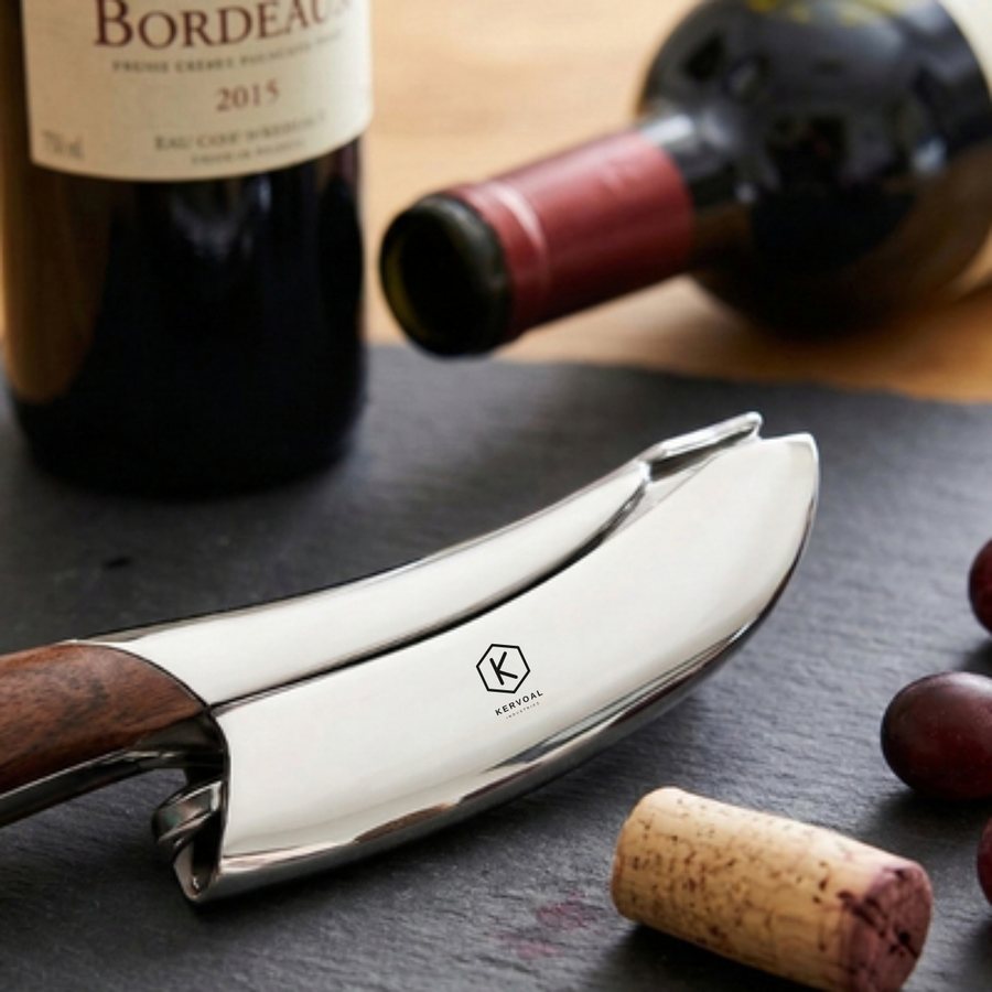 Simulation : logo complet gravé sur le levier d'un sommelier Laguiole, le texte du logo devient illisible